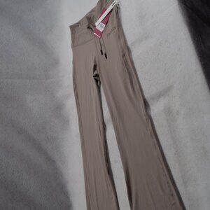 kensie Women's Stretch Flare Leggings Color Taupe Size Medium NWT #0280